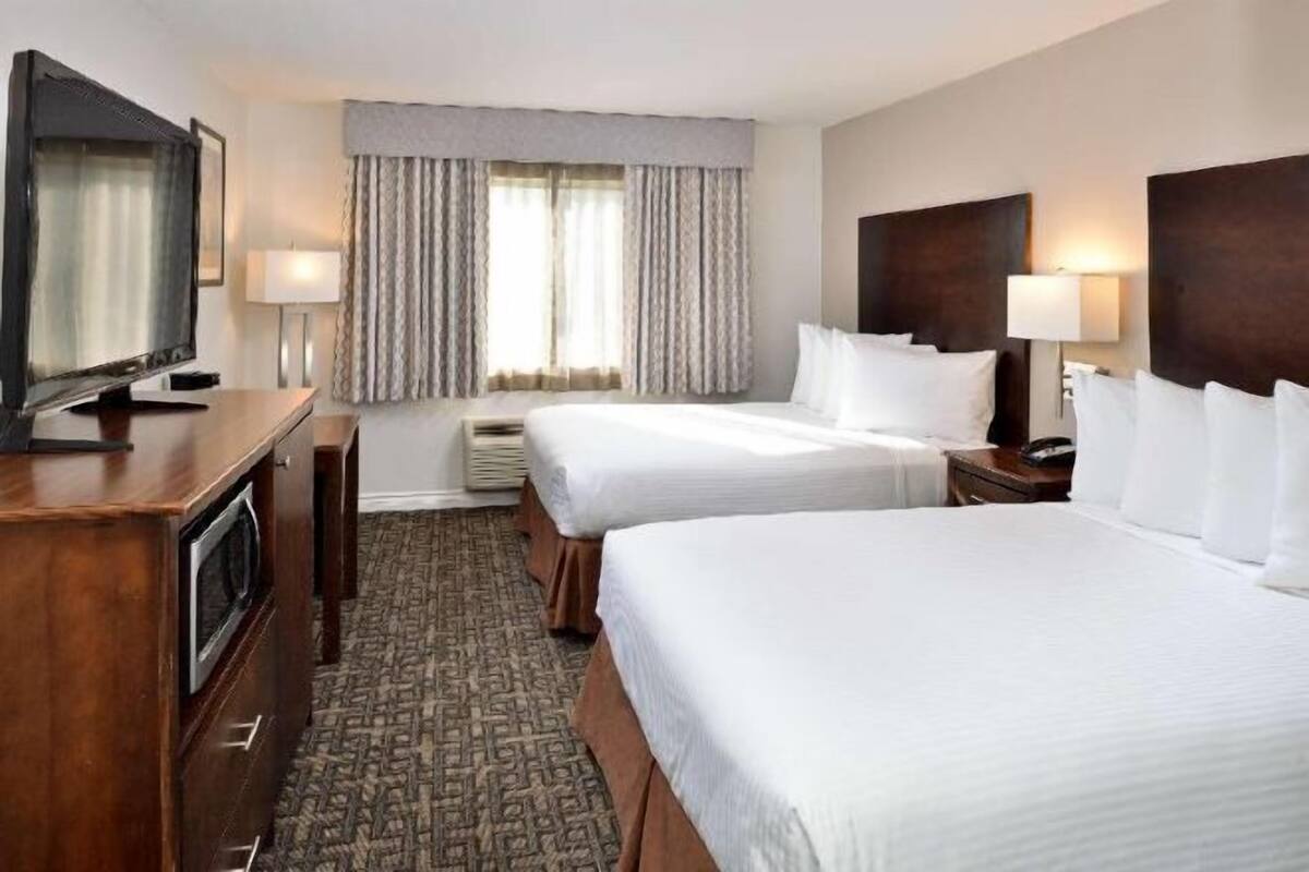 Värdeförvaringsskåp på rummet, skrivbord och arbetsyta för laptop