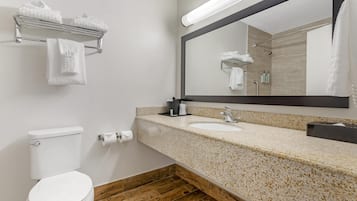 Rom – standard, 1 queensize-seng, ikke-røyk (2nd Floor;with Sofabed) | Bad | Toalettartikler (inkludert), hårføner, håndklær og såpe