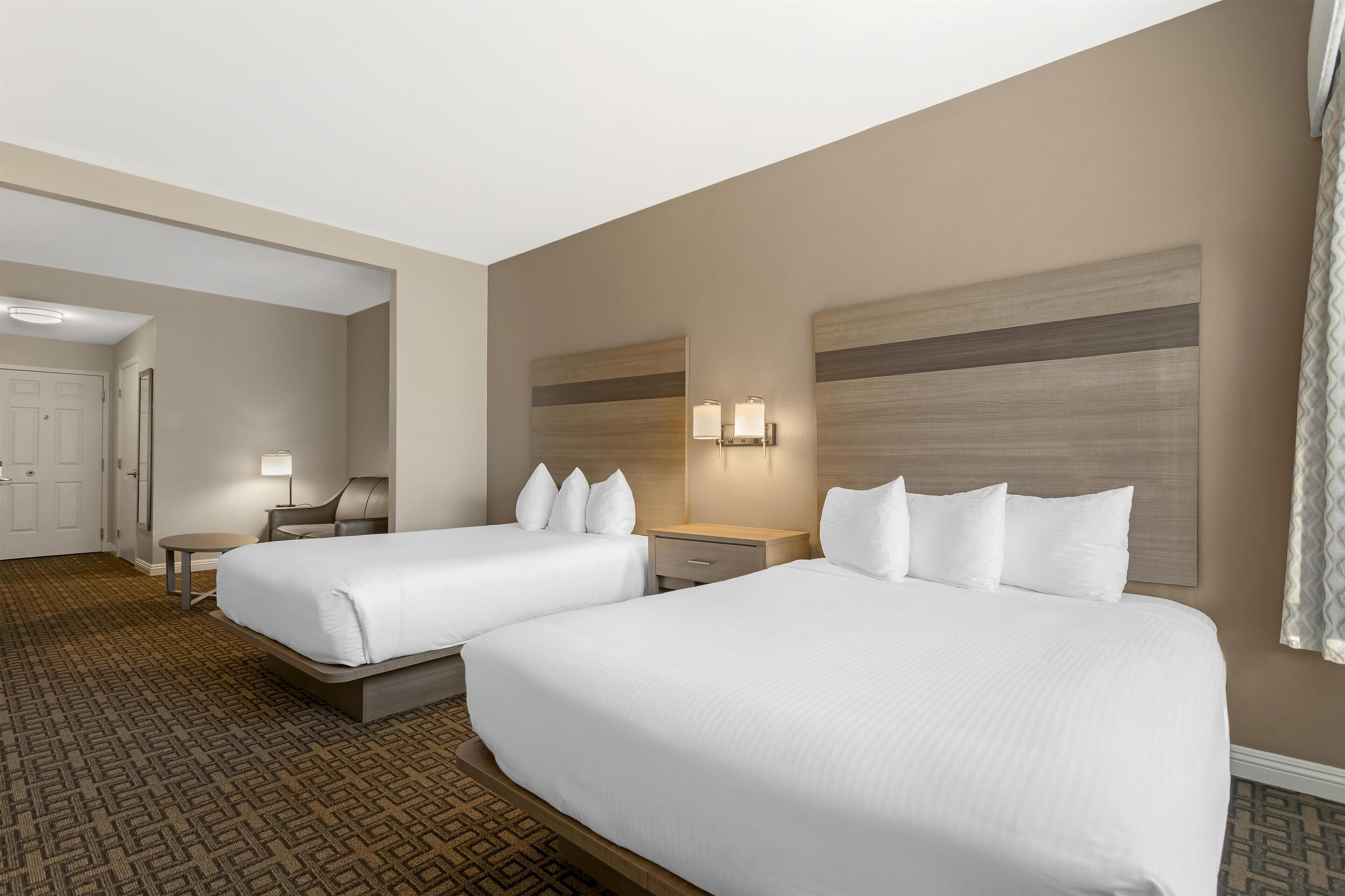 Sviitti, 2 keskisuurta parisänkyä, tupakointi kielletty, jääkaappi ja mikroaaltouuni | Tallelokero huoneessa, työpöytä