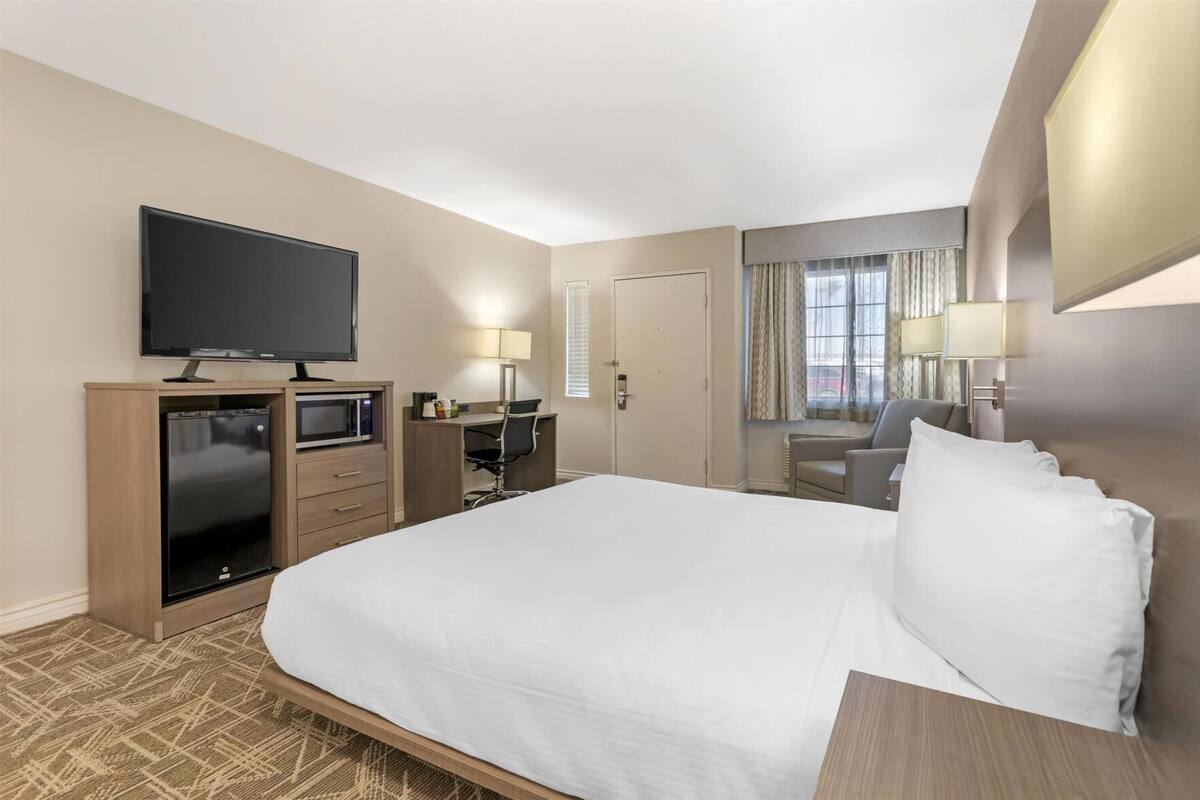 In-room safe, desk, laptop workspace, iron/ironing board