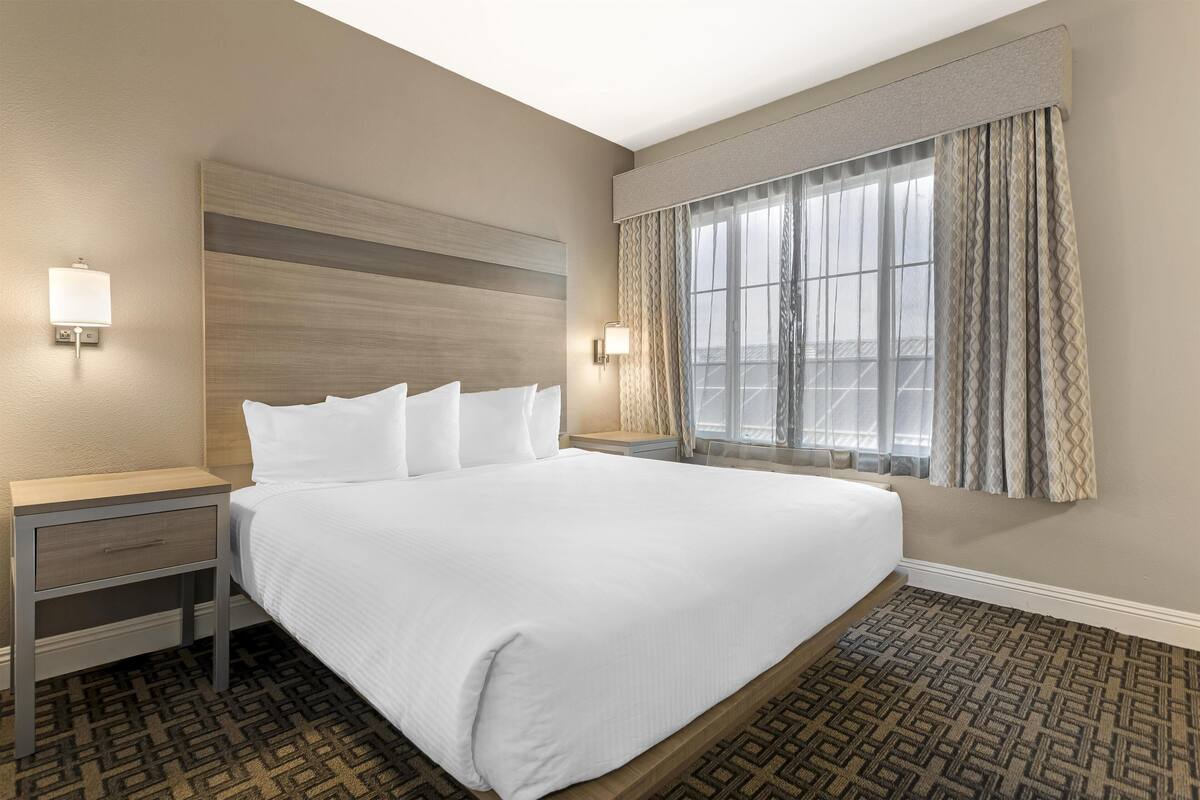 Suite, 1 King Bed, Non Smoking, Refrigerator & Microwave | In-room safe, desk, laptop workspace, iron/ironing board