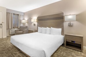 Standard Room, 1 King Bed, Accessible, Bathtub | In-room safe, desk, laptop workspace, iron/ironing board