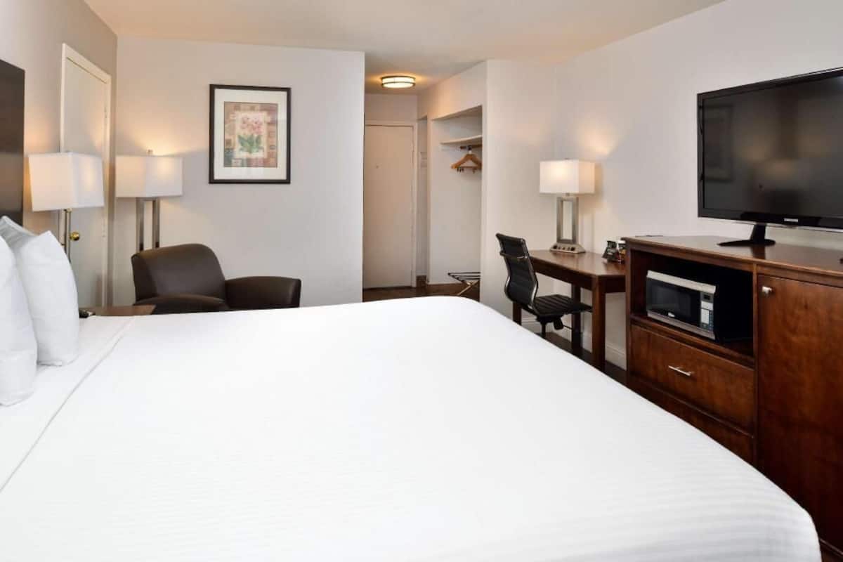 Caja de seguridad en la habitación y escritorio