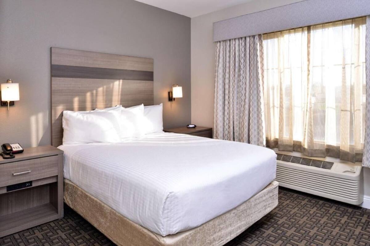 Caja de seguridad en la habitación y escritorio