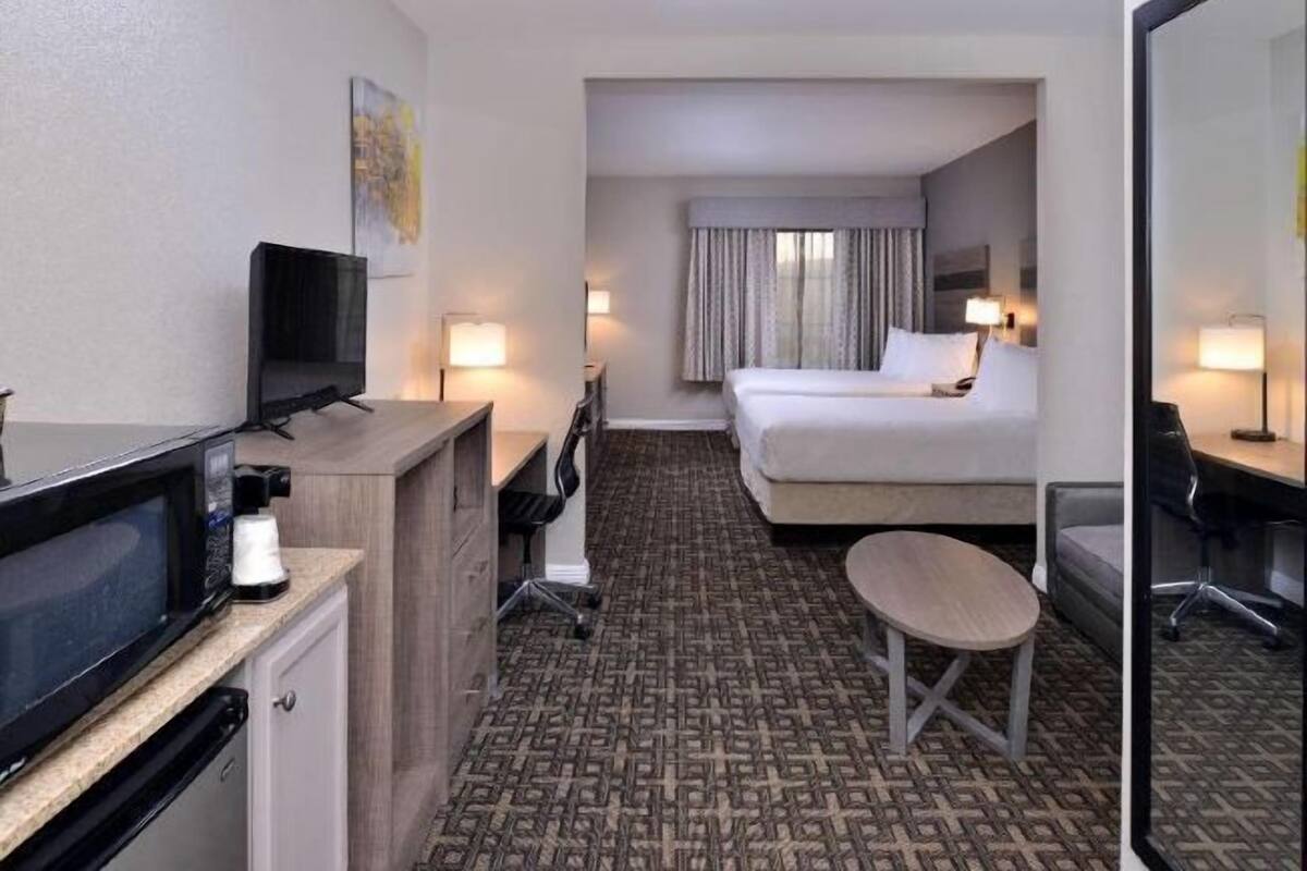 Värdeförvaringsskåp på rummet, skrivbord och arbetsyta för laptop