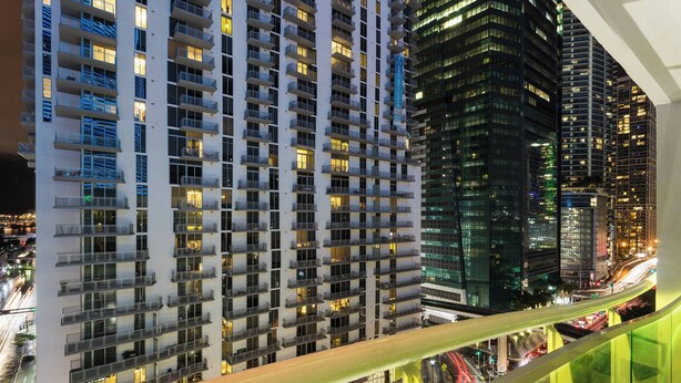 A high-rise building with multiple balconies and a modern architectural design. - Courtyard by Marriott Miami Downtown (Miami)