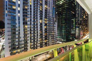 Ropa de cama hipoalergénica y caja de seguridad en la habitación 