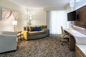 Hypo-allergenic bedding, in-room safe, desk, laptop workspace - Courtyard by Marriott Miami Downtown (Miami)
