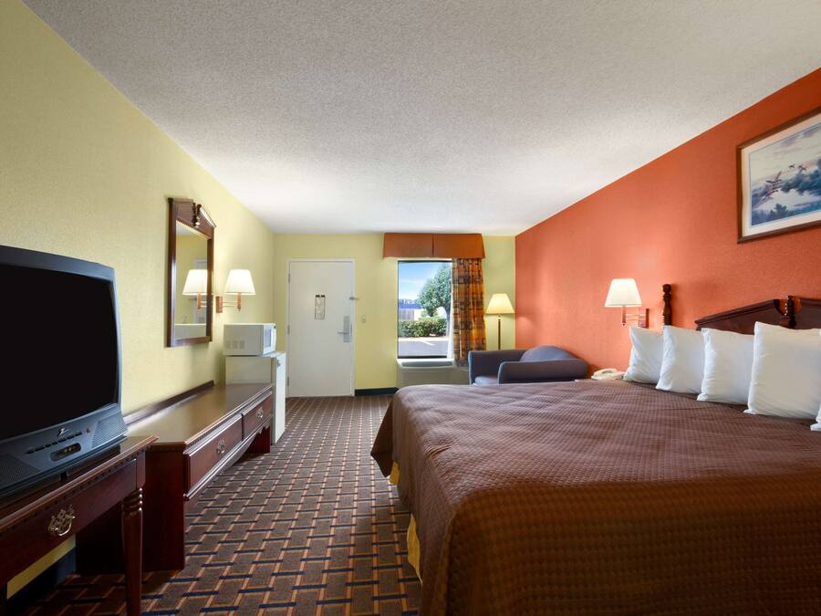 Standard Room, 1 King Bed | Free WiFi, bed sheets