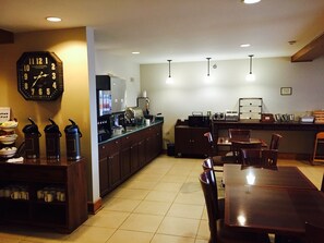 Free daily continental breakfast  - Country Inn & Suites by Radisson, Winnipeg, MB (Winnipeg)