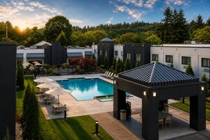 Seasonal outdoor pool, sun loungers