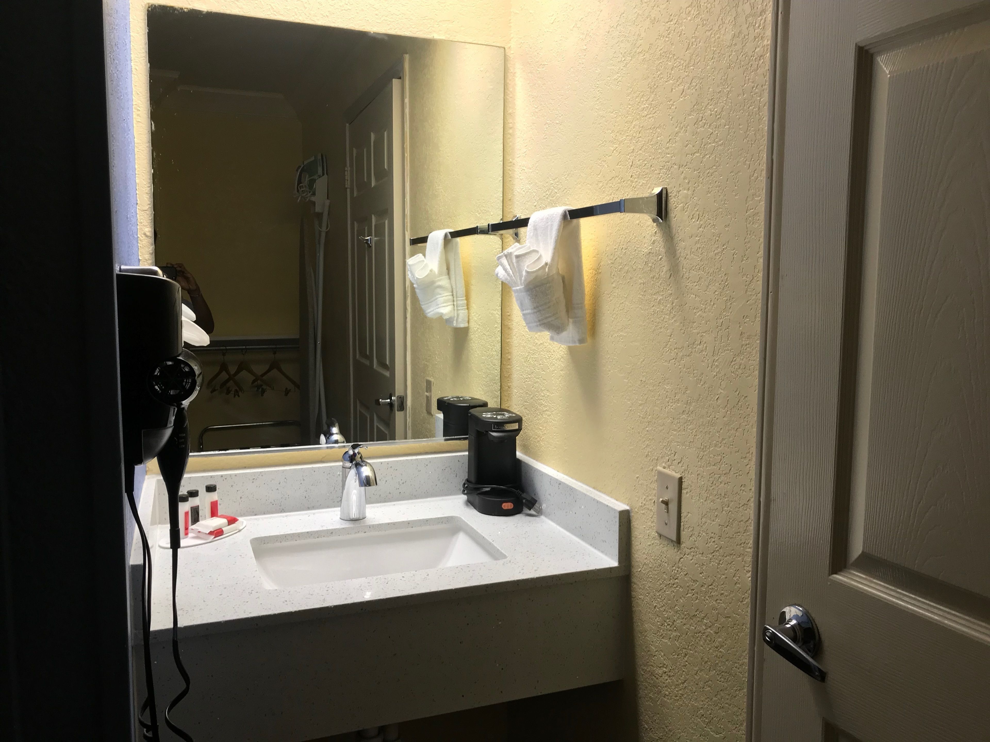 room, 1 king bed, accessible, non smoking (roll-in shower) | bathroom sink