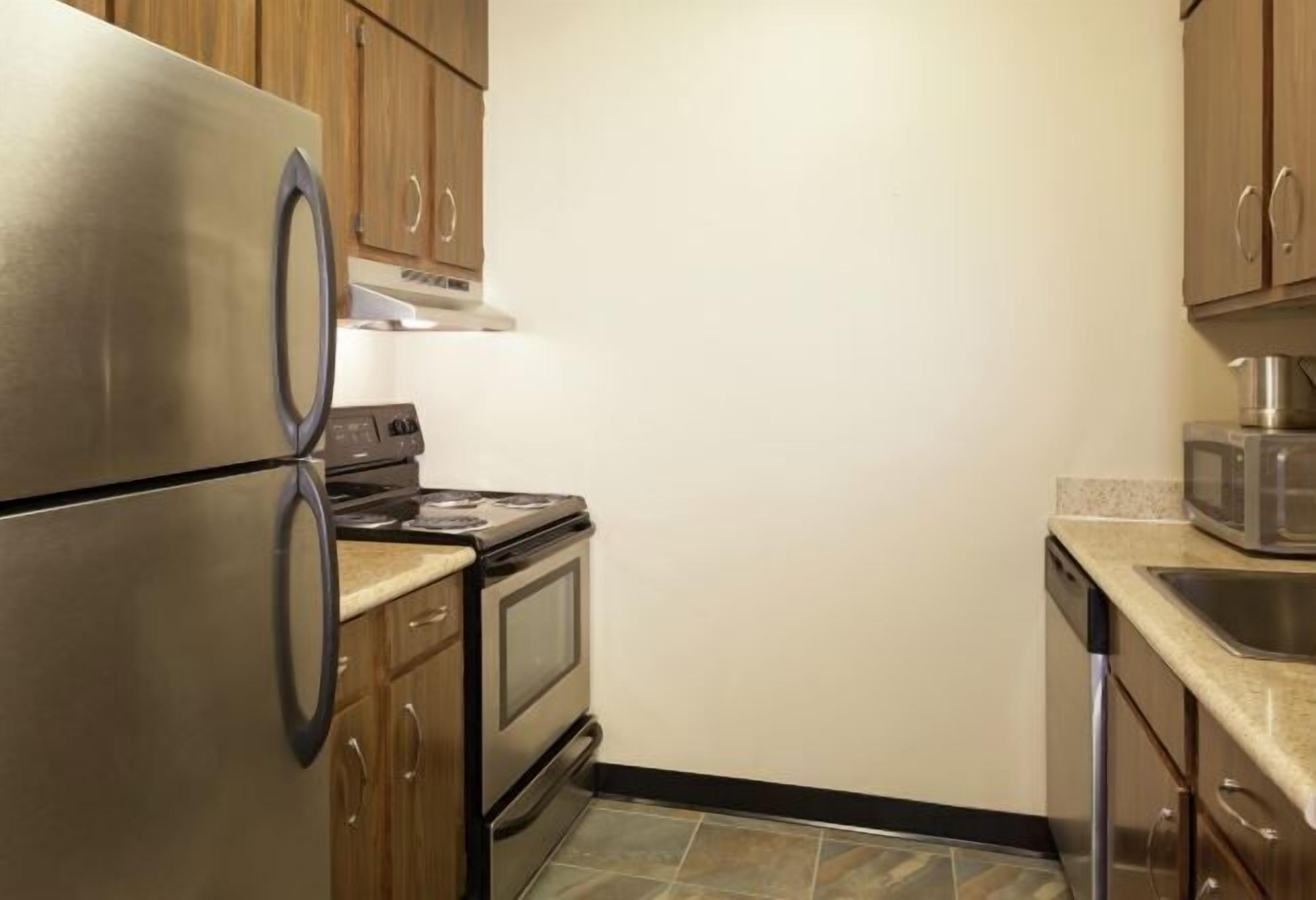 Kühlschrank, Ofen, Wasserkocher mit Kaffee-/Teezubehör