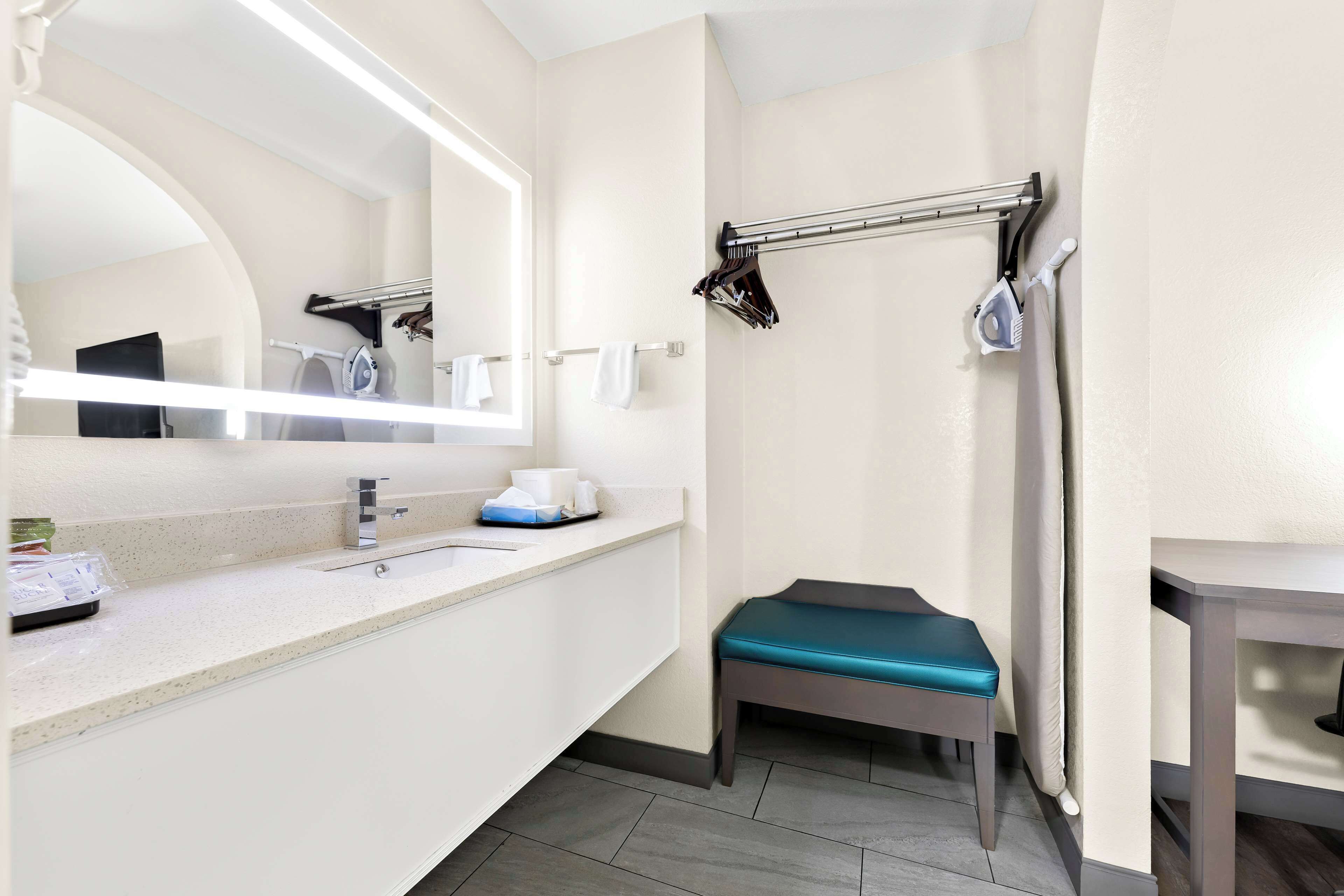 standard room, 1 queen bed, non smoking, microwave | bathroom | combined shower/bathtub, free toiletries, hair dryer, towels