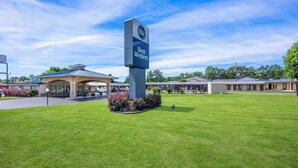 Une enseigne d’hôtel Best Western, une entrée abritée et une pelouse bien entretenue.