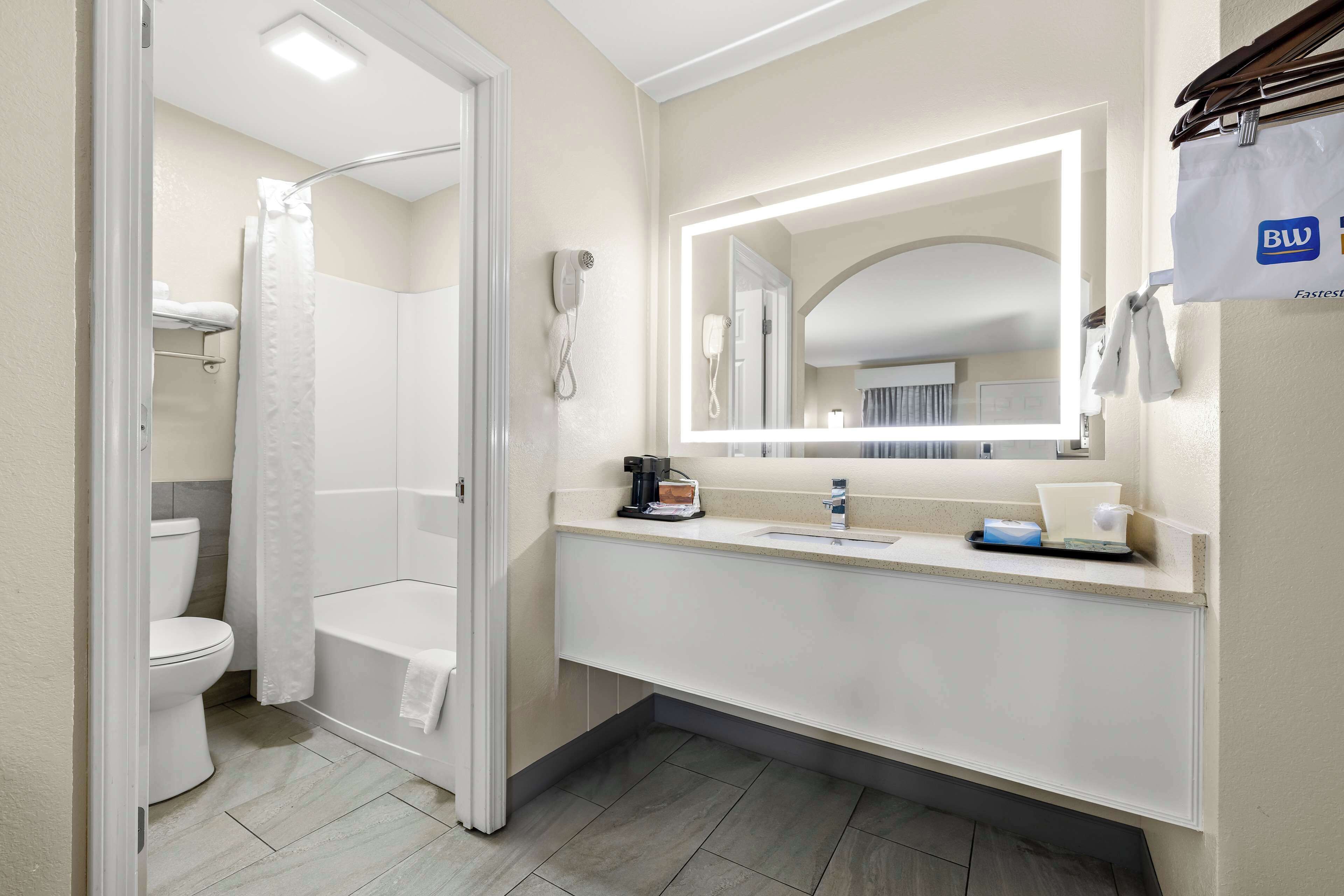 combined shower/bathtub, free toiletries, hair dryer, towels