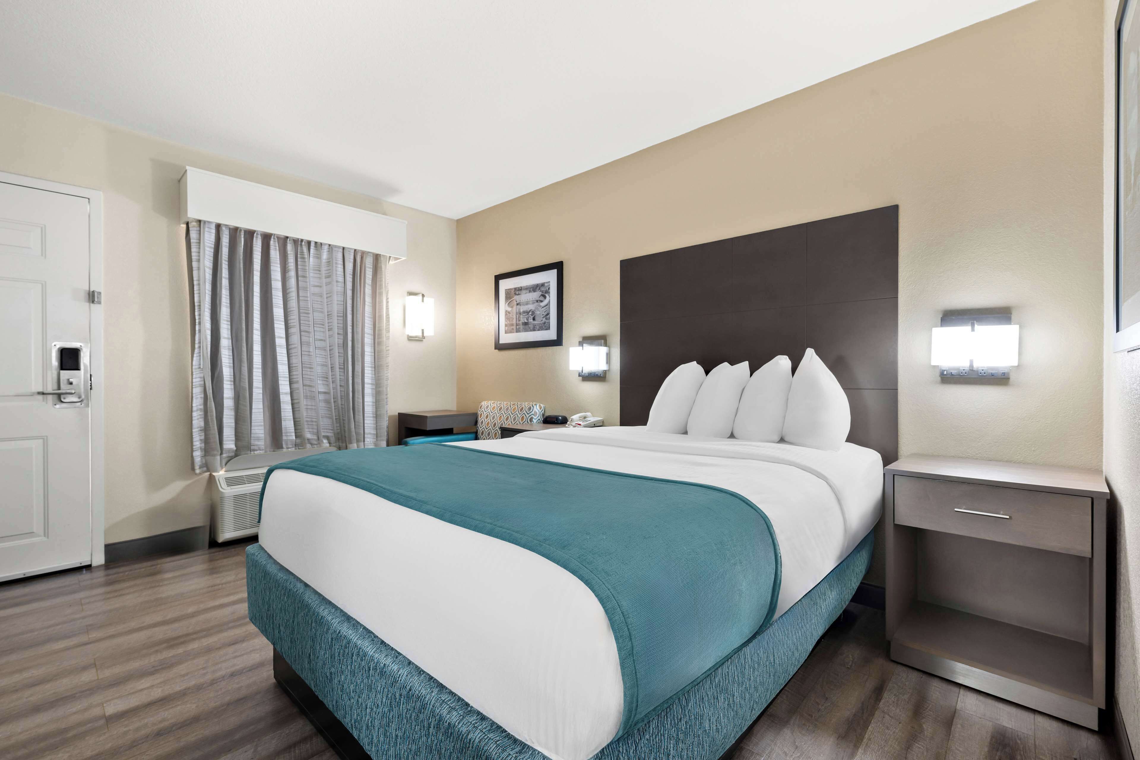 standard room, 1 queen bed, non smoking, microwave | desk, laptop workspace, soundproofing, iron/ironing board