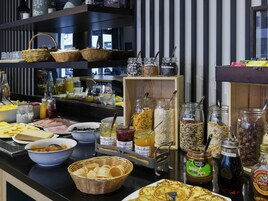 Café da manhã com buffet grátis todos os dias