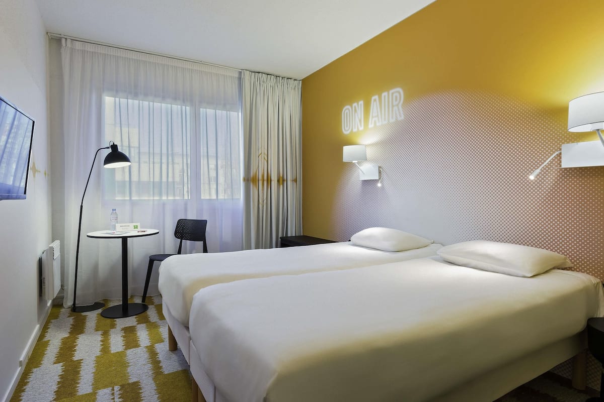 Standard Room, 2 Twin Beds | Desk, blackout drapes, soundproofing, free WiFi