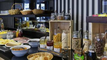 Petit déjeuner buffet (12 EUR par personne)