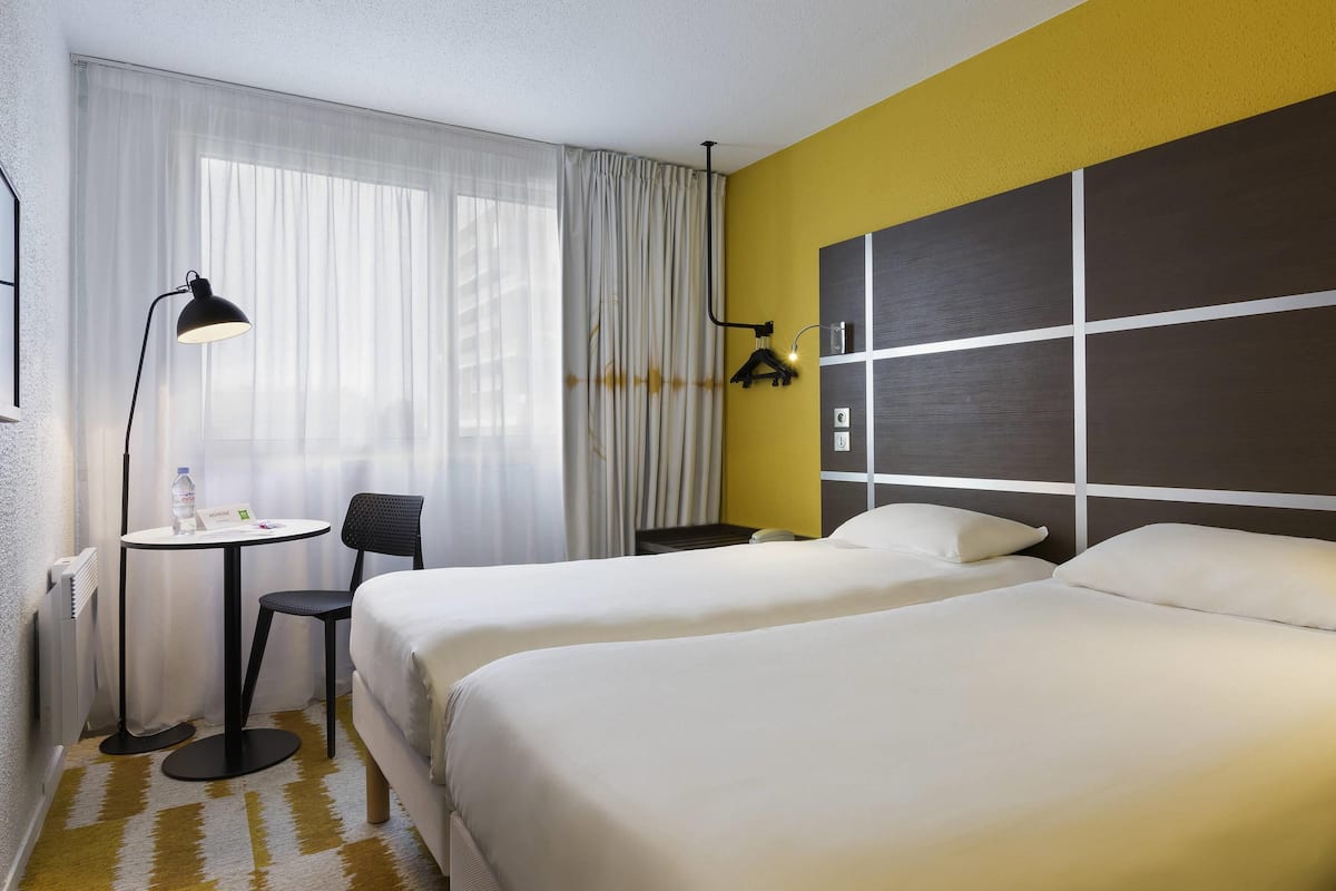 Desk, blackout curtains, soundproofing, free WiFi