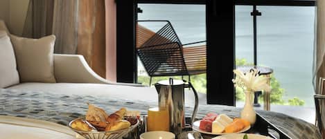Habitación Deluxe, vista al mar | Ropa de cama de alta calidad y minibar