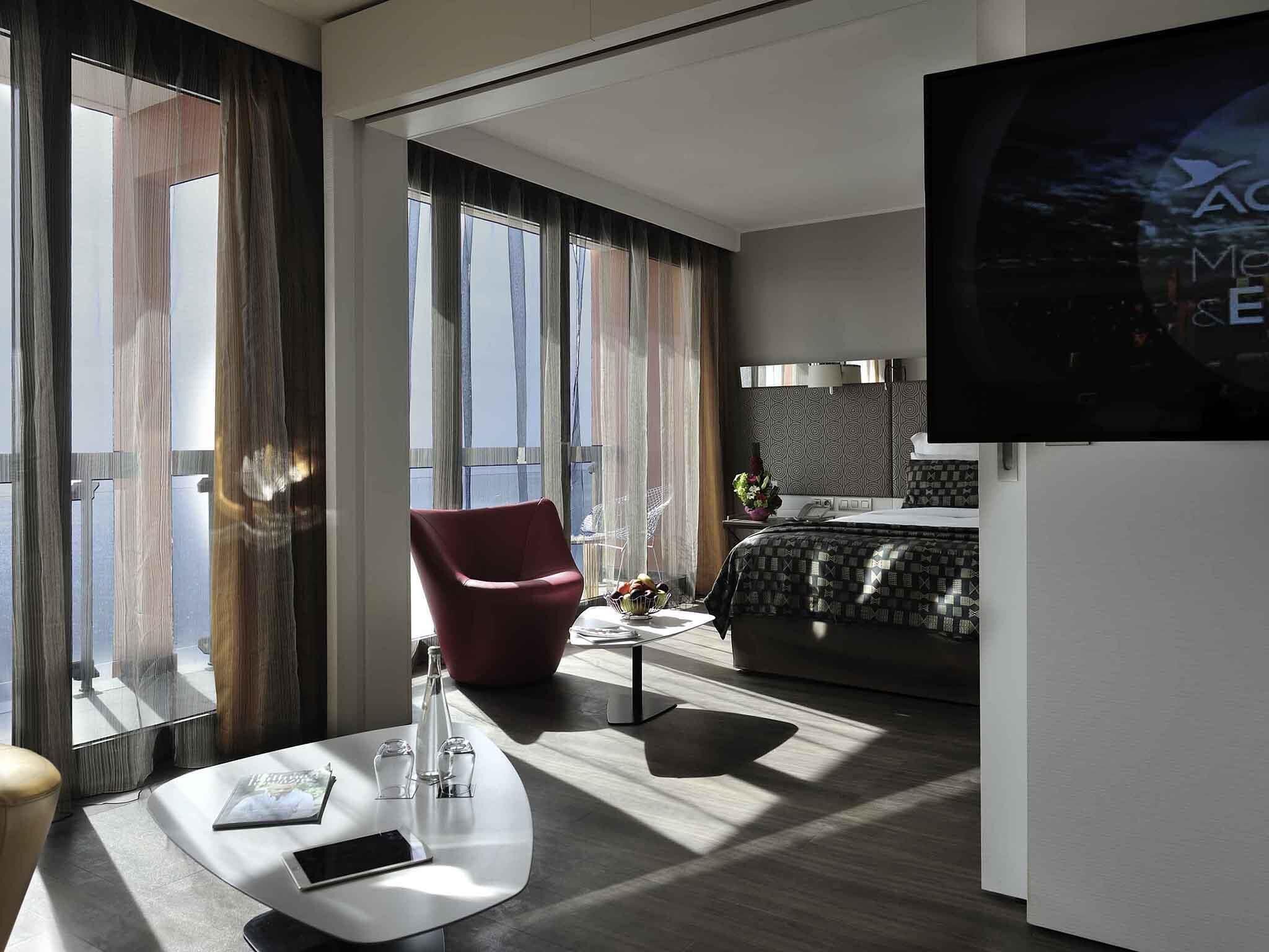 Junior Twin Room, Sea View | Premium bedding, minibar, in-room safe, blackout drapes