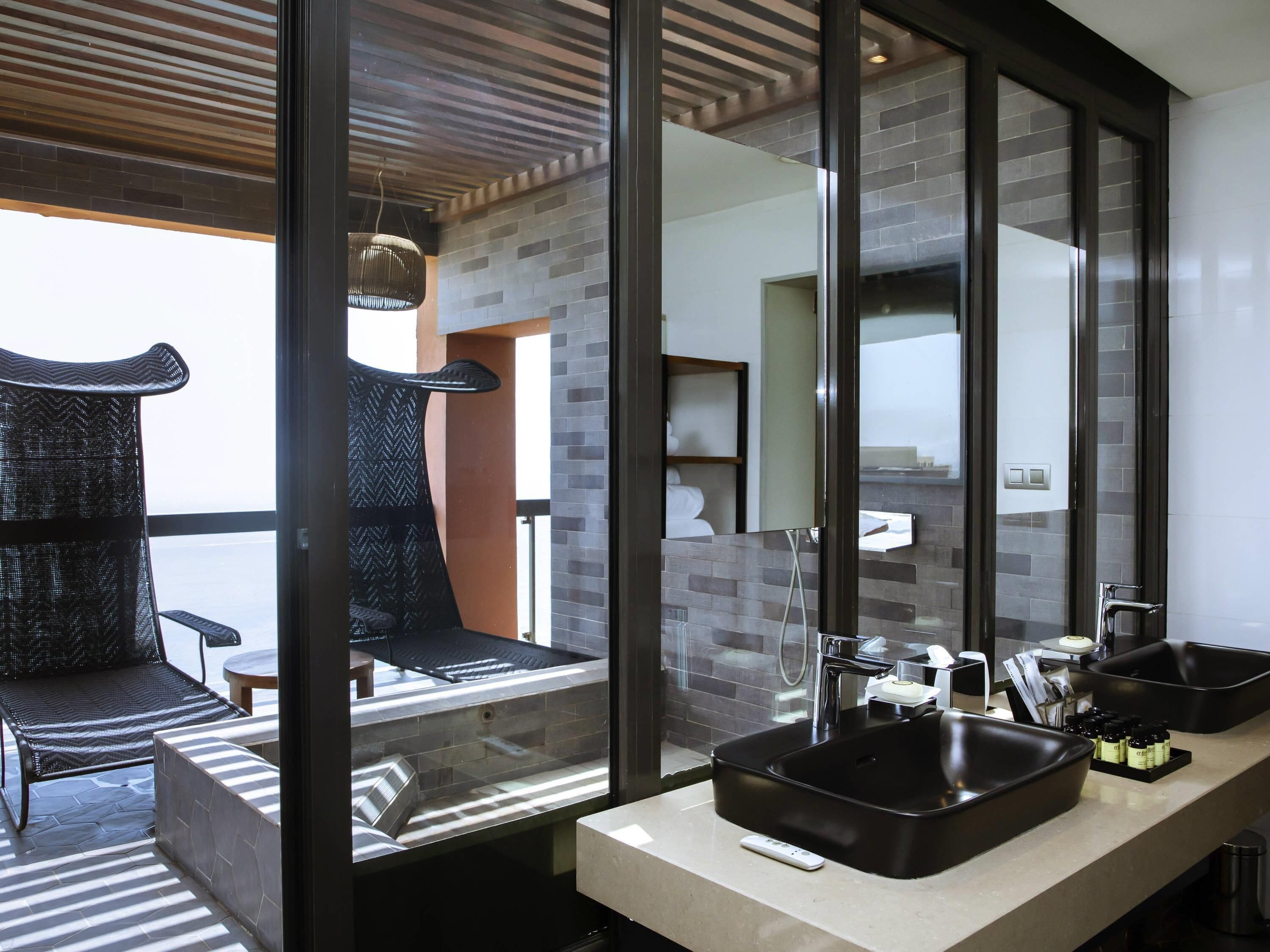 Roupas de cama premium, frigobar, cofres nos quartos, cortinas blackout