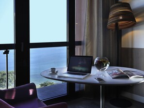 Habitación superior, vistas al mar (Premium) | Ropa de cama de alta calidad, minibar, caja fuerte y cortinas opacas