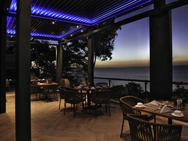 2 restaurantes; se sirve desayuno, almuerzo y cena