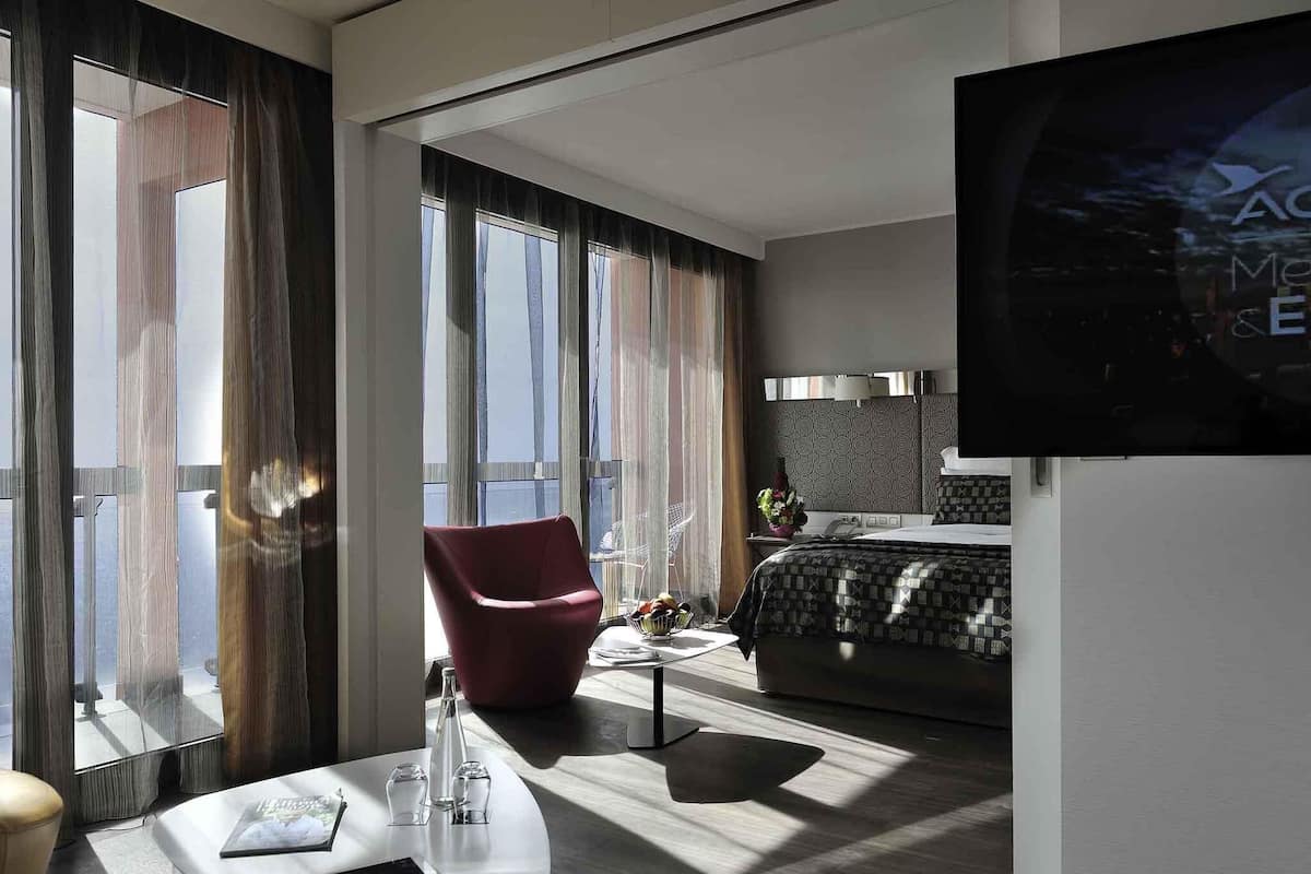Junior Twin Room, Sea View | Premium bedding, minibar, in-room safe, blackout curtains