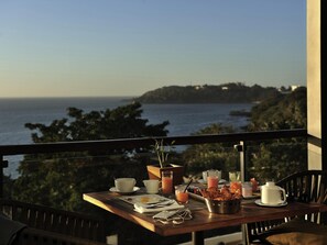 Café da manhã com buffet todos os dias mediante uma taxa