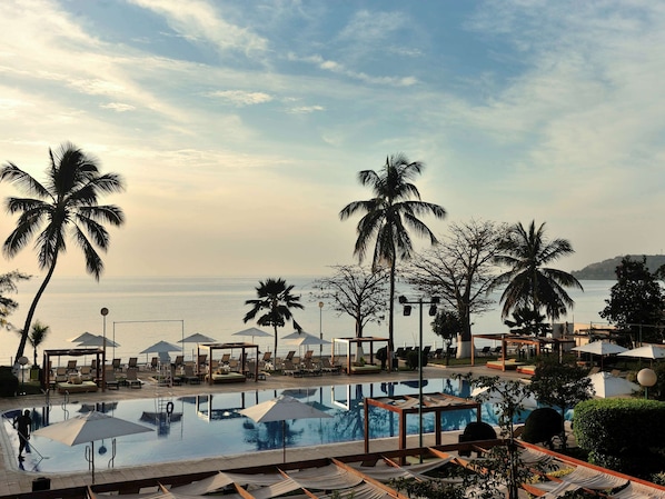Outdoor pool, sun loungers