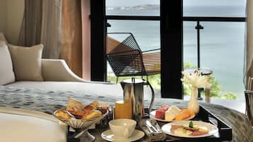 Chambre Deluxe, vue mer | Literie de qualité supérieure, minibar, coffres-forts dans les chambres