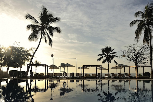 Kolam renang outdoor, dengan kursi berjemur