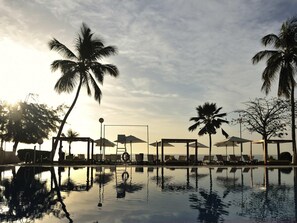 Outdoor pool, sun loungers - Pullman Dakar Teranga (Dakar)