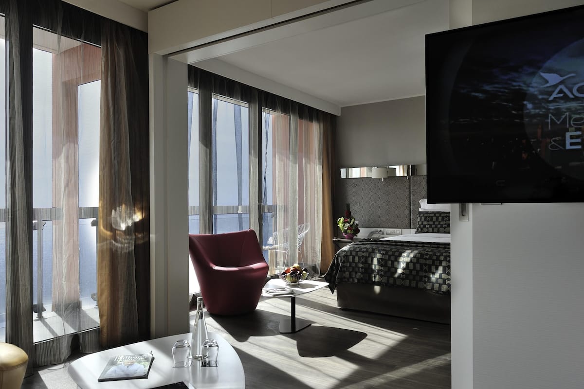 Junior Twin Room, Sea View | Premium bedding, minibar, in-room safe, blackout drapes