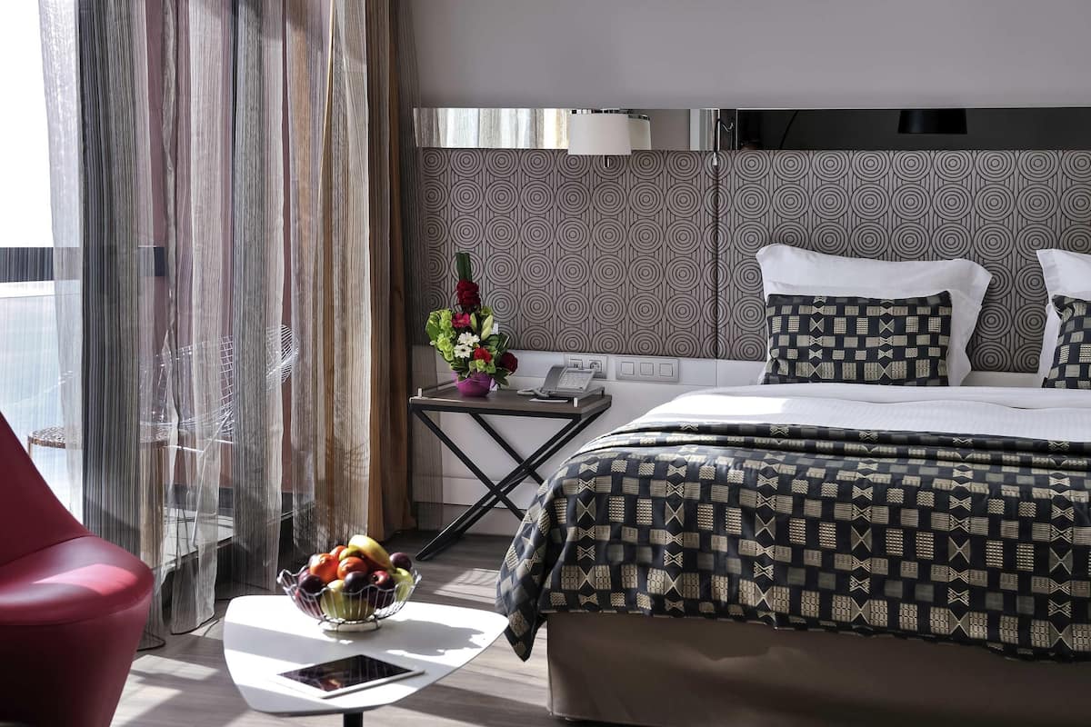 Junior Suite, 1 King Bed, Sea View | Premium bedding, minibar, in-room safe, blackout drapes