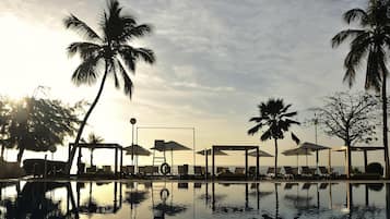 Piscine extérieure, chaises longues