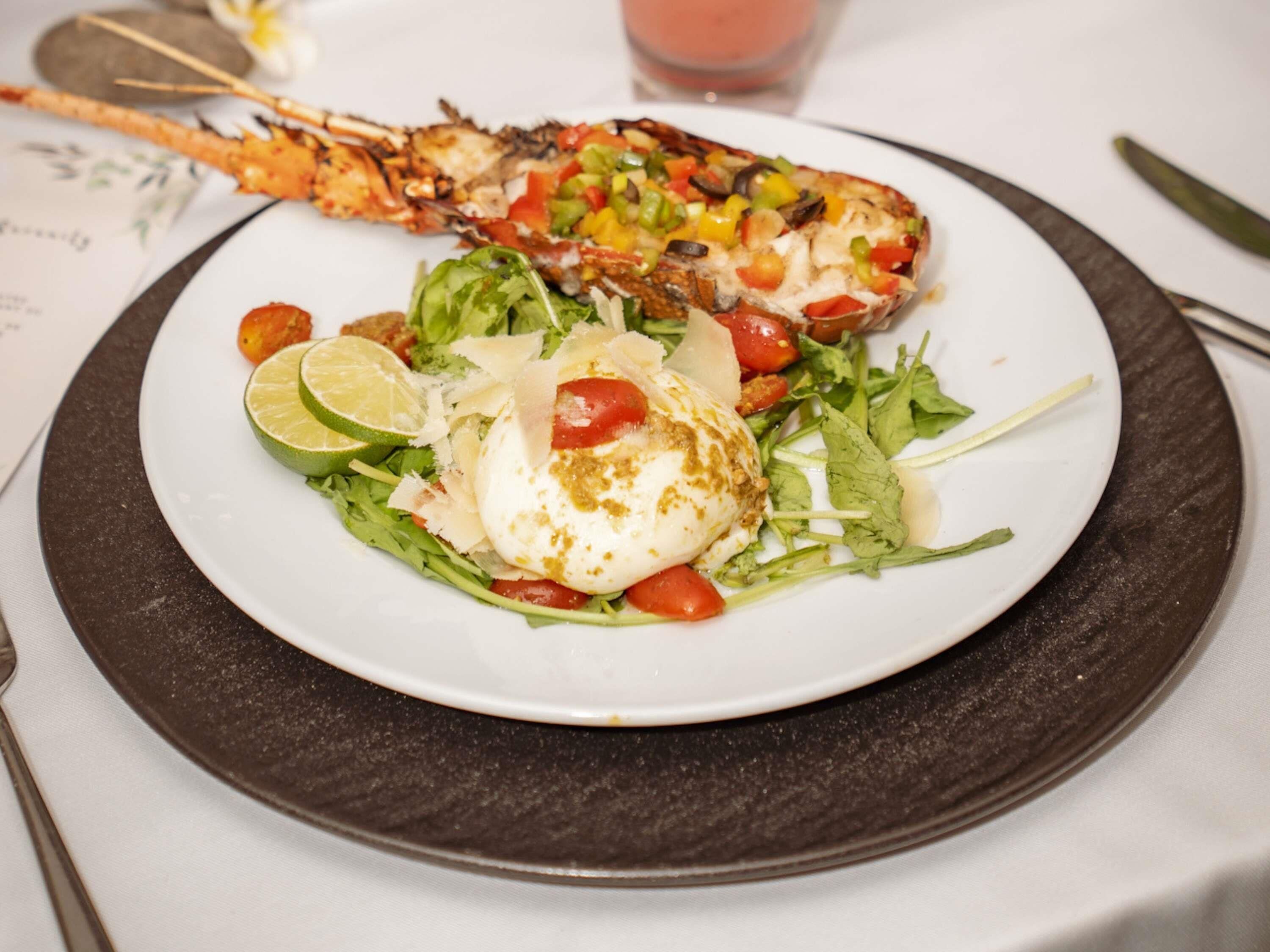 Un plato con pescado a la plancha, un huevo escalfado y una ensalada.