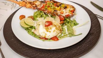 Un plato con pescado a la plancha, un huevo escalfado y una ensalada.