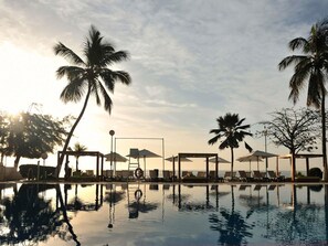 2 restaurants; breakfast, lunch and dinner served  - Pullman Dakar Teranga (Dakar)