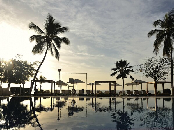 Una piscina al aire libre, tumbonas