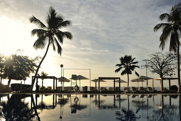 Piscine extérieure, chaises longues