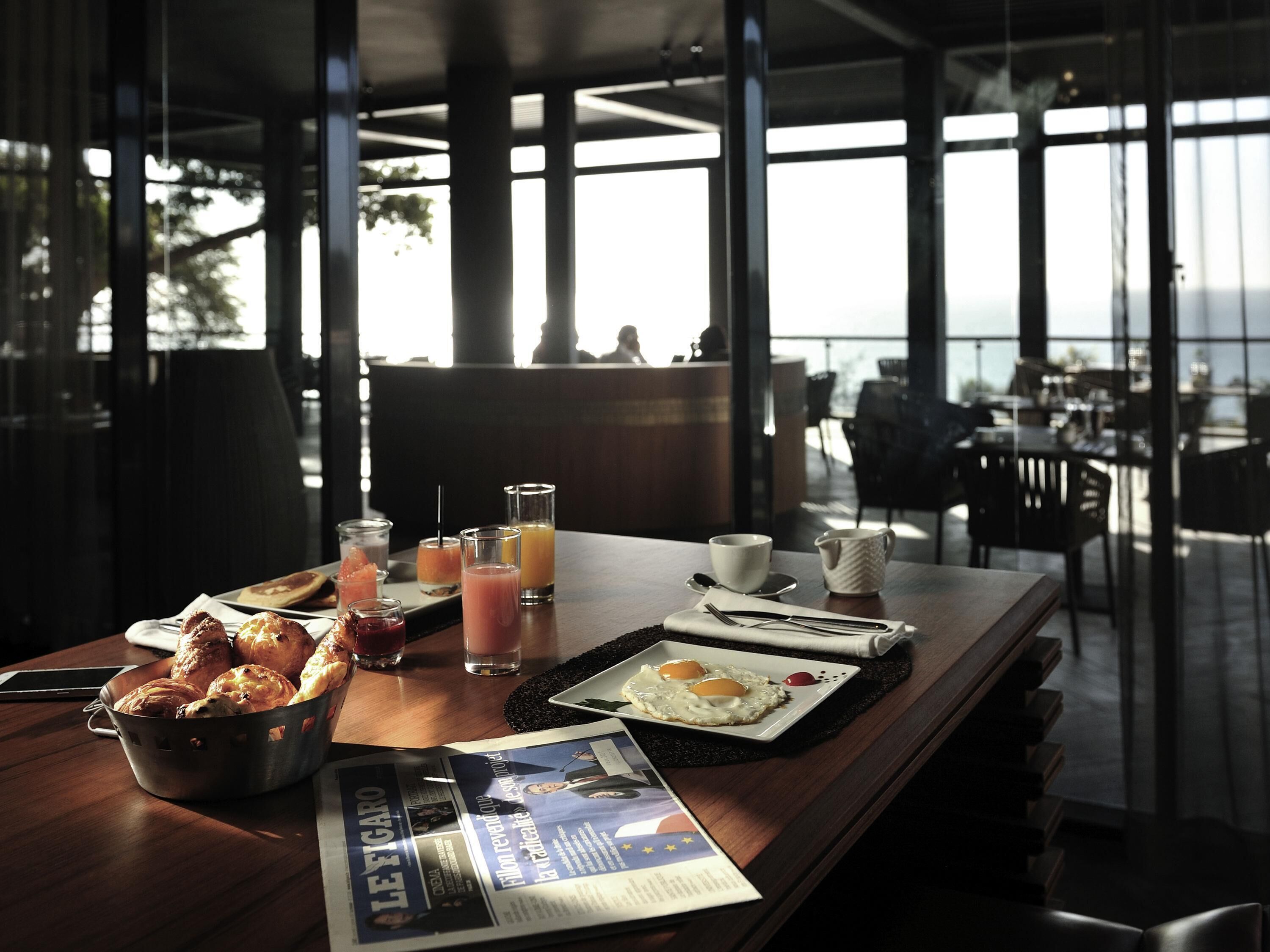 Daily buffet breakfast for a fee