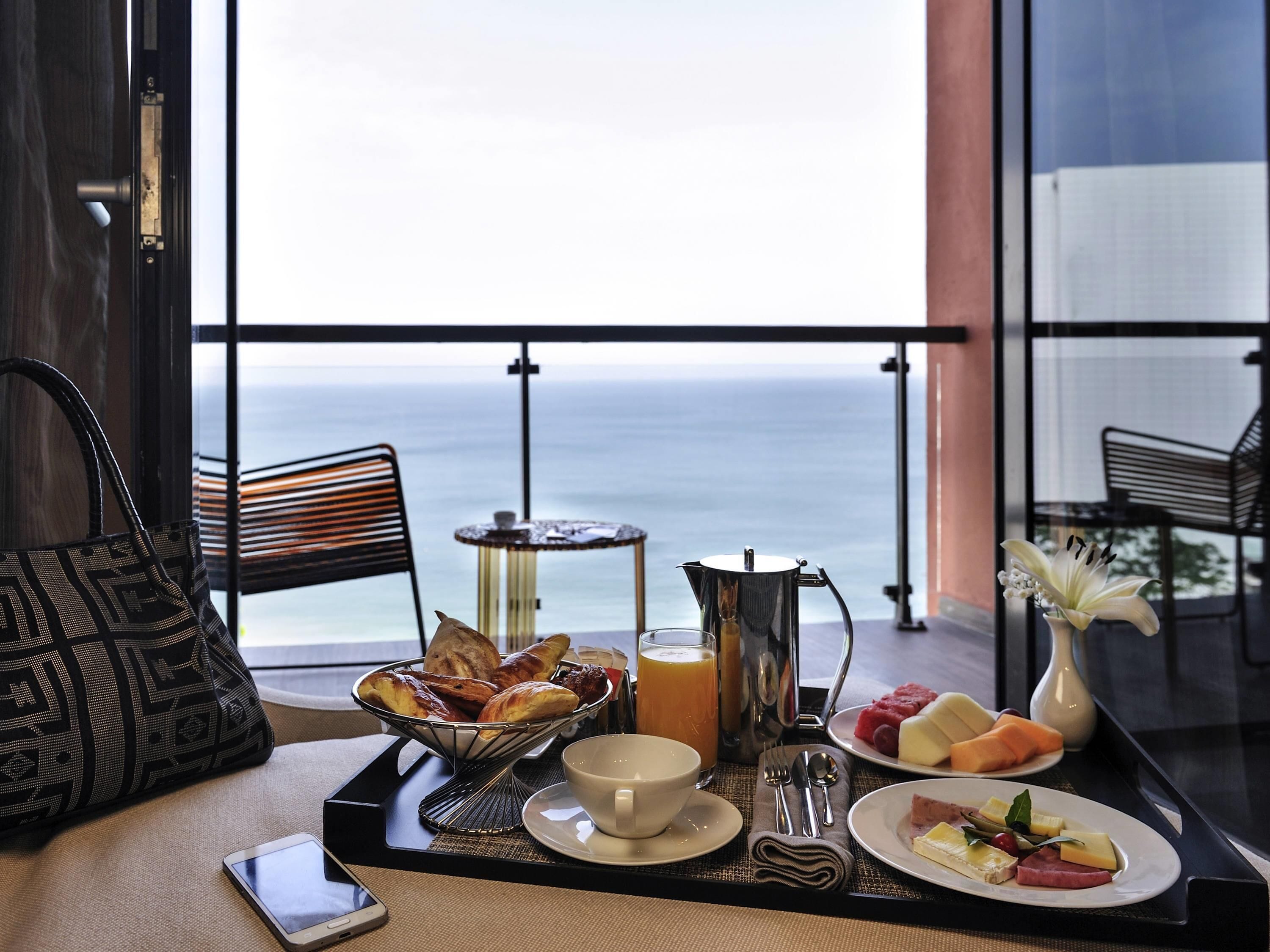 Deluxe Room, Sea View | Premium bedding, minibar, in-room safe, blackout drapes