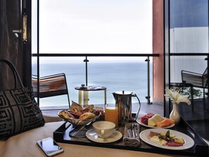 Habitación Deluxe, vistas al mar | Ropa de cama de alta calidad, minibar, caja fuerte y cortinas opacas