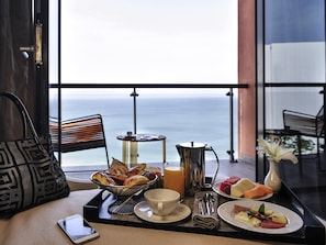 Habitación Deluxe, vistas al mar | Ropa de cama de alta calidad, minibar, caja fuerte y cortinas opacas