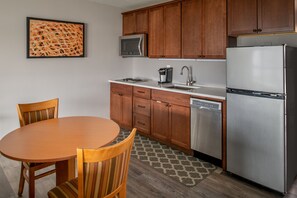 King Kitchenette Suite with Marina View and Balcony- No Pets | Yksityinen keittonurkkaus | Jääkaappi, mikroaaltouuni, kahvin-/teenkeitin