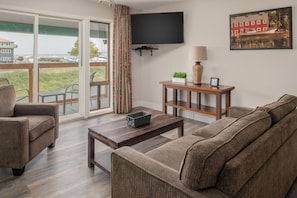 King Kitchenette Suite with Marina View and Balcony- No Pets | Wohnbereich | Smart-TV